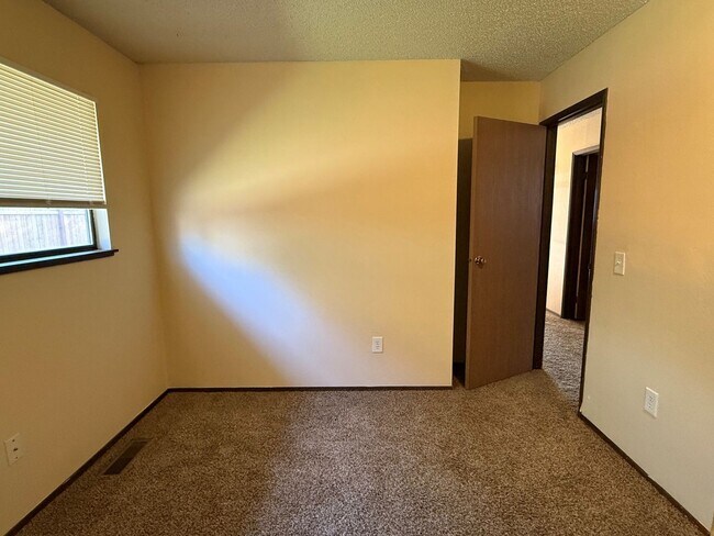 Building Photo - 925 Gellatly St