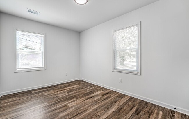 Building Photo - 405 W Brooks Rd