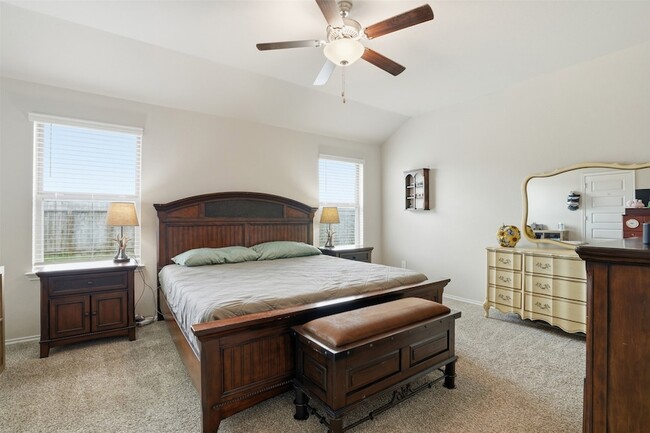 Building Photo - 11016 33rd Ave N