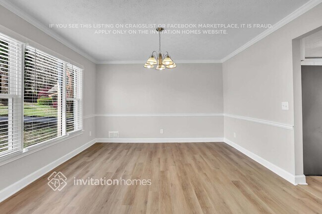 Building Photo - 1810 Collines Ave