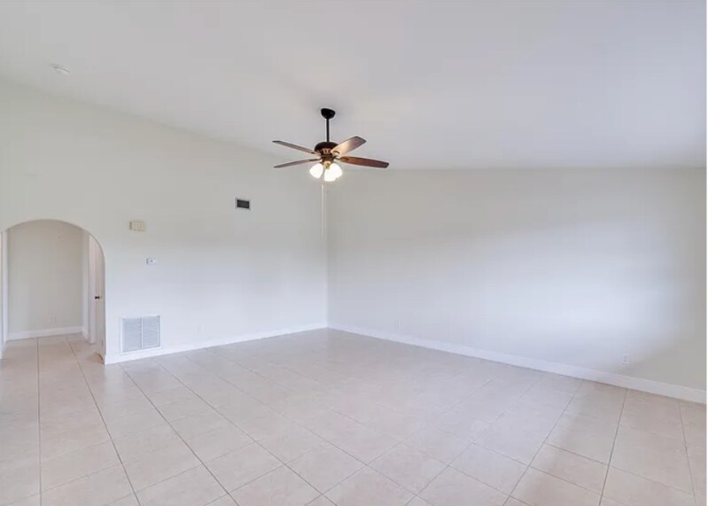 Building Photo - 1407 SW 16th Terrace