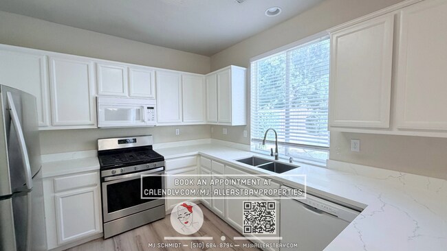 Building Photo - Beautiful 3 bedroom home nestled in cozy Brentwood neighborhood!