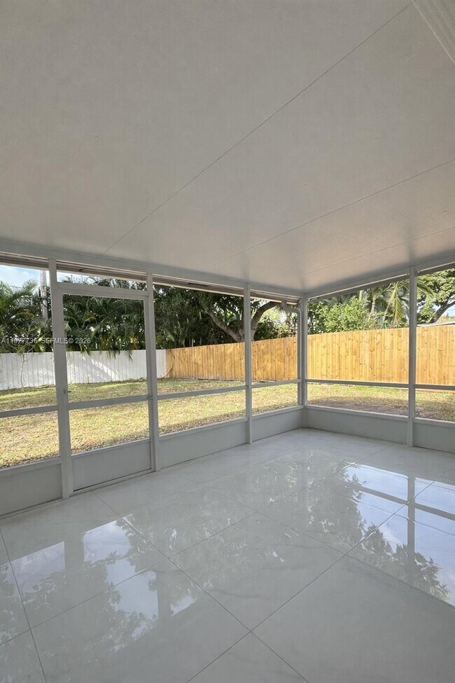 Building Photo - 1675 NE 45th St