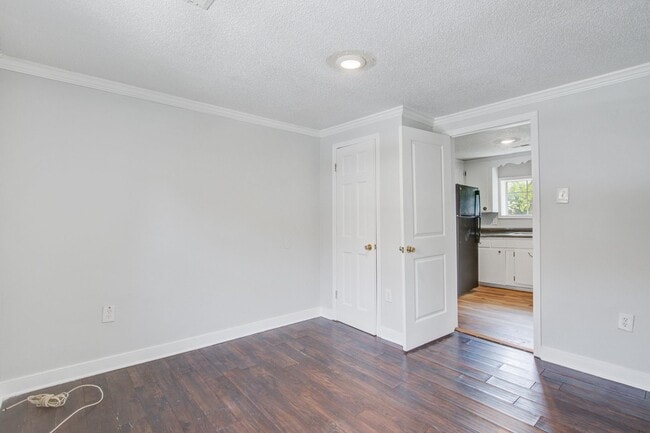 Building Photo - Modern Prime Location Near Park Circle