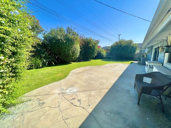 Building Photo - Spacious 3BR Single-Story Residence | Central Air, Fireplace, Private Backyard Retreat