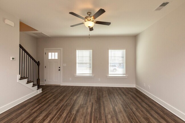 Building Photo - Spacious 3 Bedroom Home with Primary Suite on Main Level