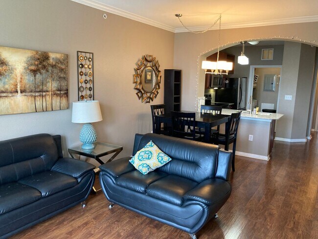 Building Photo - Fully Furnished 2/2 Condo in West Campus