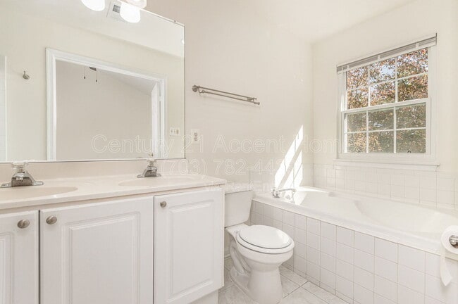 Building Photo - 4035 Cressida Pl