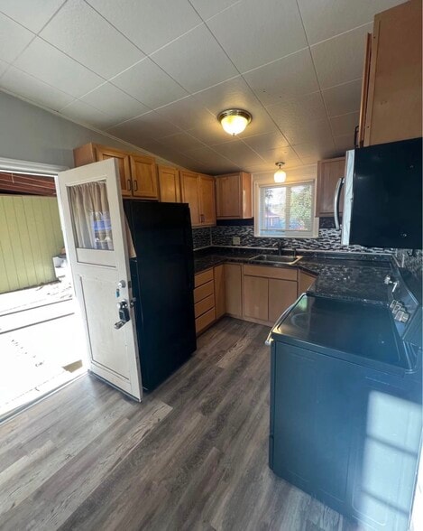 Kitchen - 414 E Broadway St