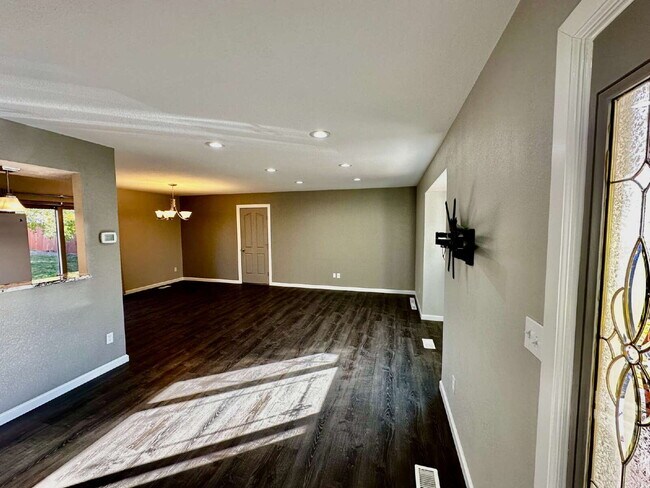Building Photo - Charming 3-Bedroom Retreat in Westlake!