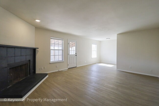 Building Photo - E 31st Ct Duplex