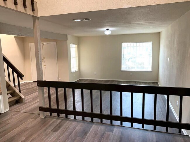 Building Photo - 12121 Bob White Dr