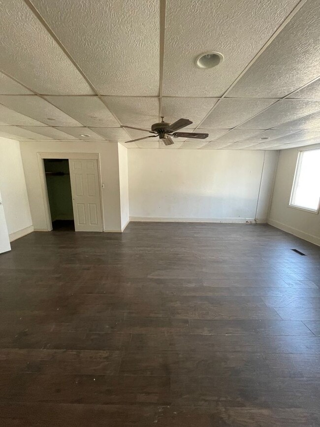 Building Photo - HUGE 4 Bedroom Apartment