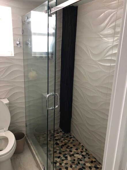 Walk-in Shower - 333 NE 21st Ave