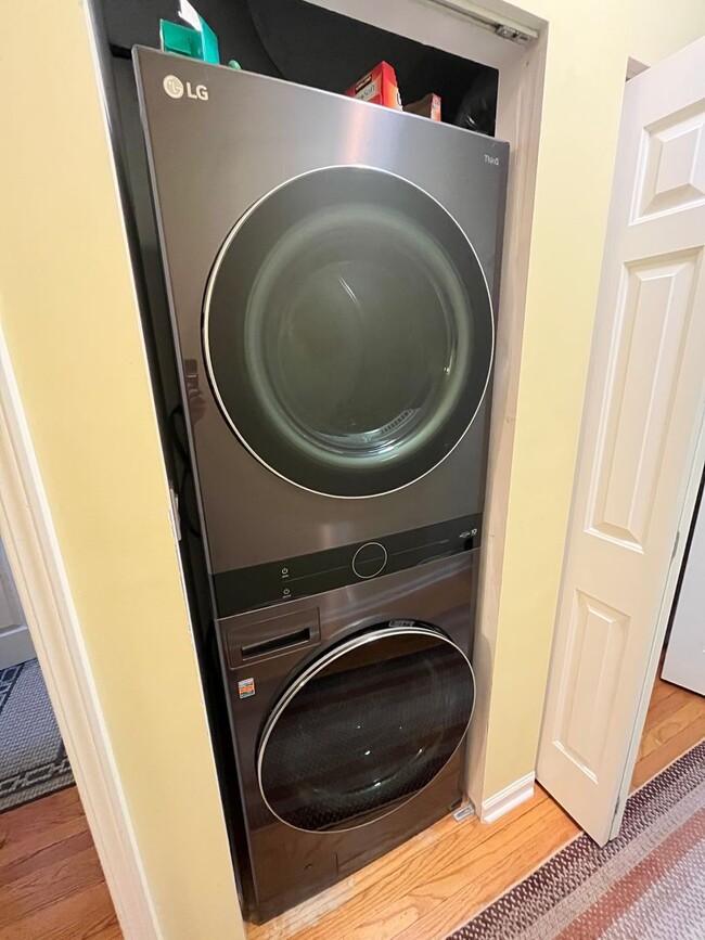 Building Photo - Warm Vintage Jumbo 2BR 2Bth w fireplace an...