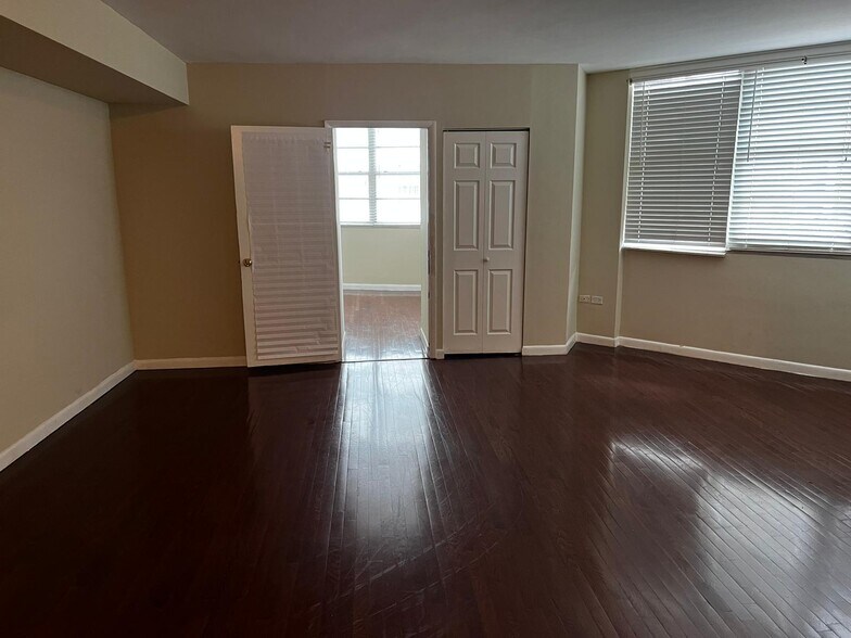 Building Photo - 801 Brickell Bay Dr