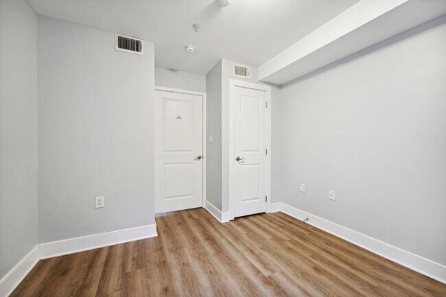 Building Photo - Available for a 9/1 Lease Start! 1 Bedroom...