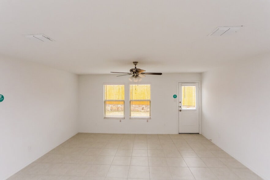 Building Photo - 1017 Crestview Dr