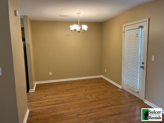 Building Photo - HOUSE - Over 1200 Sq Ft 3BR House in the P...