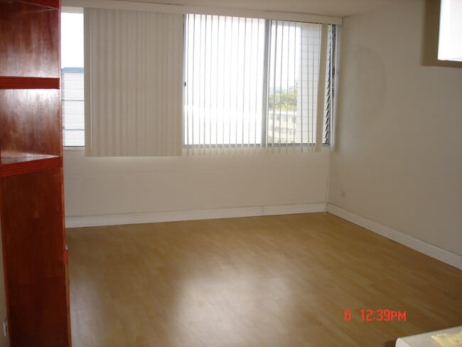 Building Photo - Partly Furnished 1 Bedroom 1 bath with 1 p...