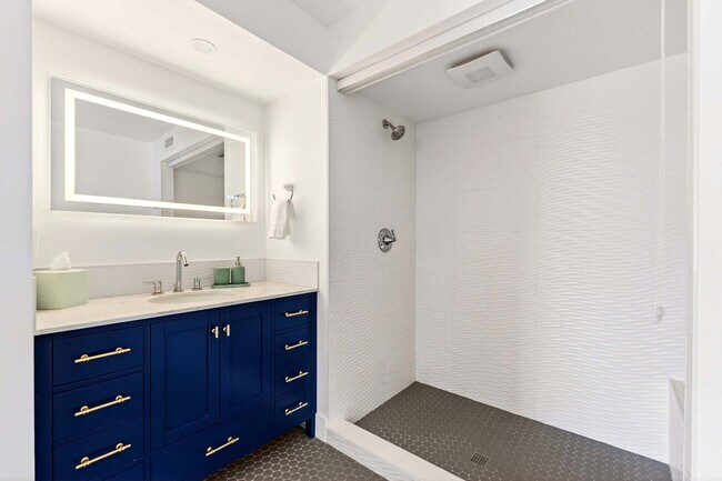 Building Photo - 3307 NE Marine Dr