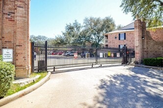 Building Photo - 2255 Braeswood Park Dr