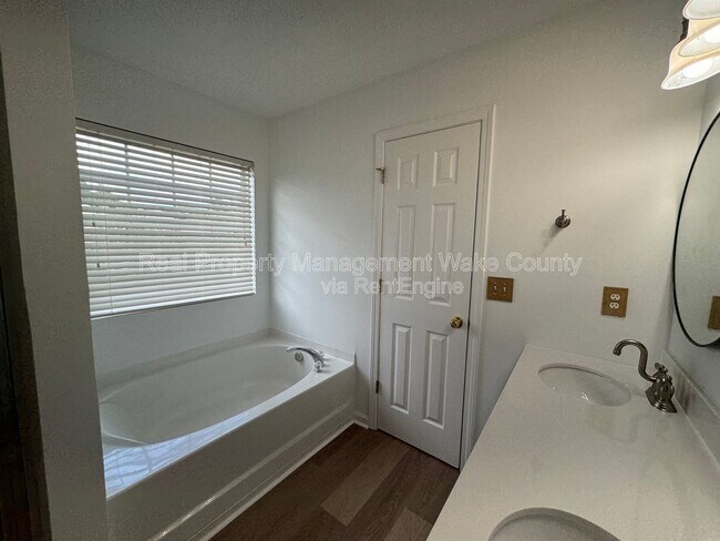 Building Photo - 2 Bellmore Ct