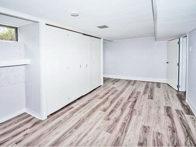 Building Photo - Spacious Redone Rambler with Huge 1/2 Acre Yard, Deck, Patio, Primary Suite, 3-BRs on Main Level ...
