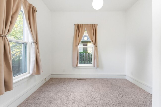 Building Photo - Charming house for rent, with laundry machines included and fenced yard.