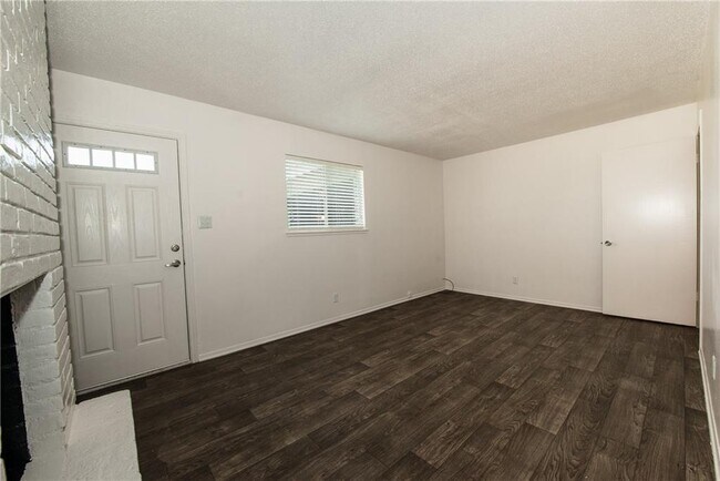 Building Photo - 1600 Parker Ln