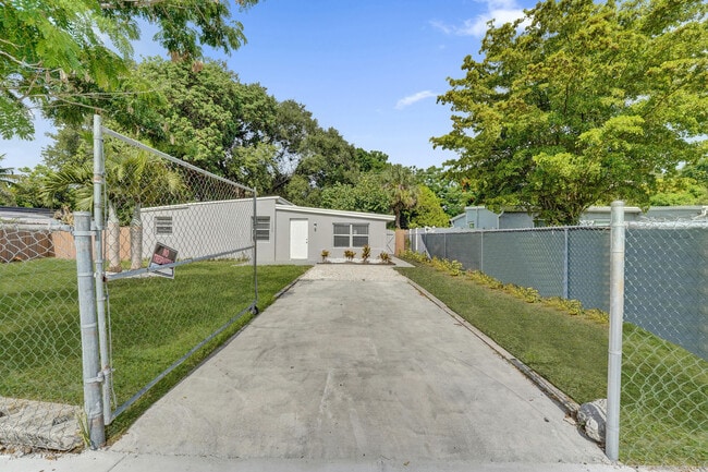Building Photo - 1628 NW 11th St