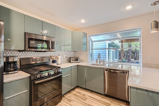 Building Photo - Beautiful 5 BDR Louisville Home/ Private Backyard