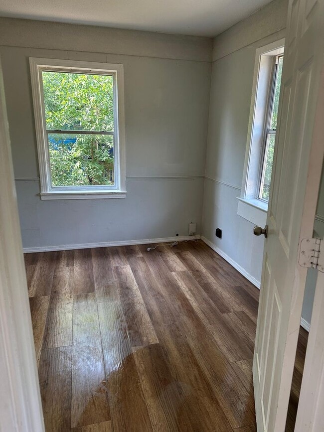 Building Photo - Charming & Updated 2-Bedroom Home+Garage i...