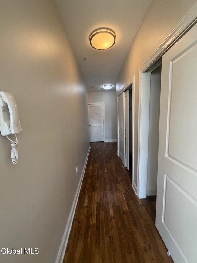 Building Photo - 733 Broadway