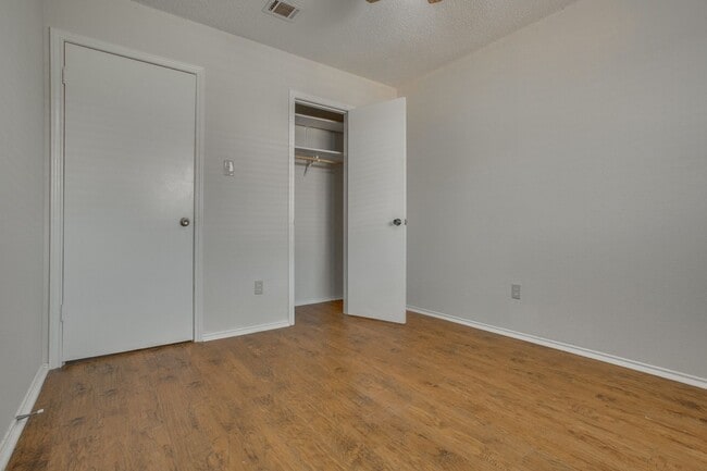 Building Photo - 9805 Briar Ridge Dr