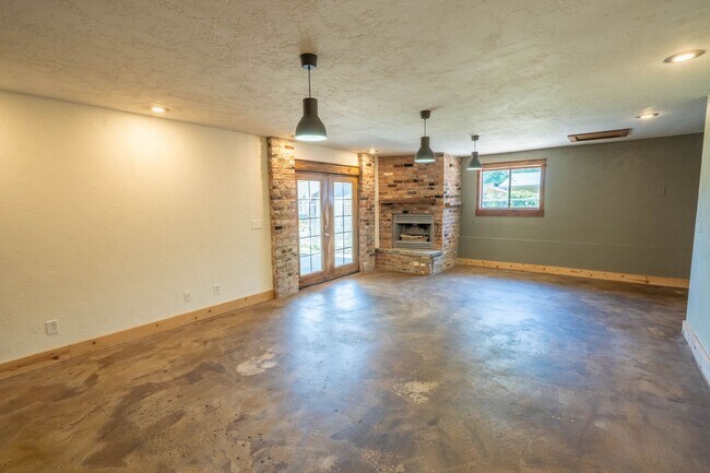 Building Photo - Single-Level 3 Bed / 2 Bath in Ogden — 1907 Charm Near Historic 25th Street