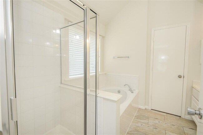 Building Photo - 9719 Goldenglade Dr