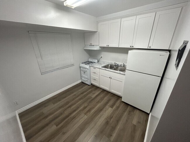 Building Photo - 1/2 OFF FIRST MONTH'S RENT Studio apartment with all utilities paid!