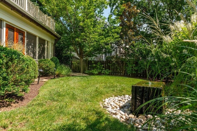 Building Photo - Exceptional Living in the Heart of Arlingt...