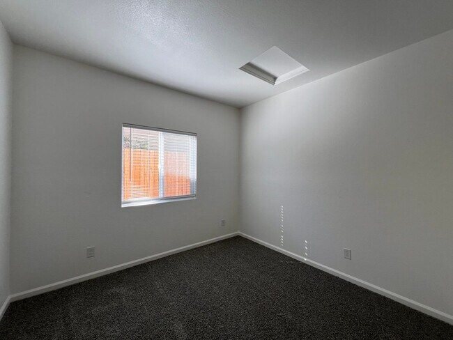 Building Photo - Luxurious 4 bedroom 3 bath family home in ...