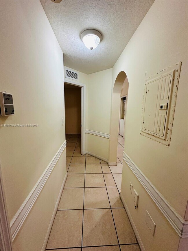 Building Photo - 1320 SE 31st Ct