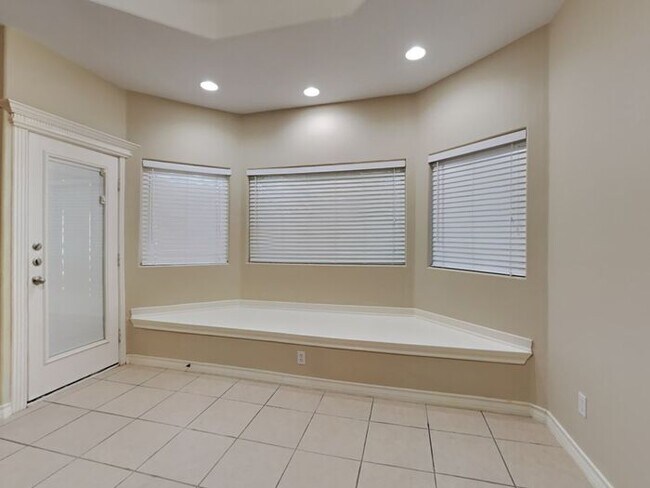 Building Photo - *No Application Fee* *$500 off First Month...