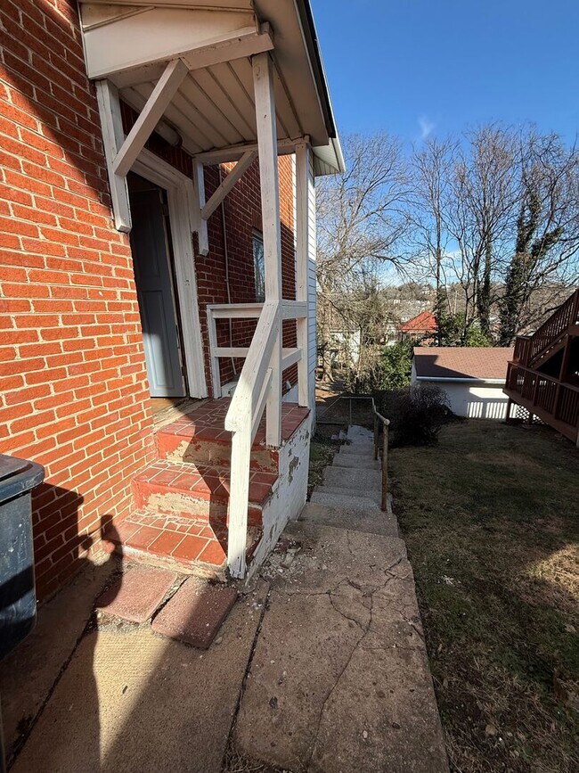 Building Photo - 524 Riverland Rd SE