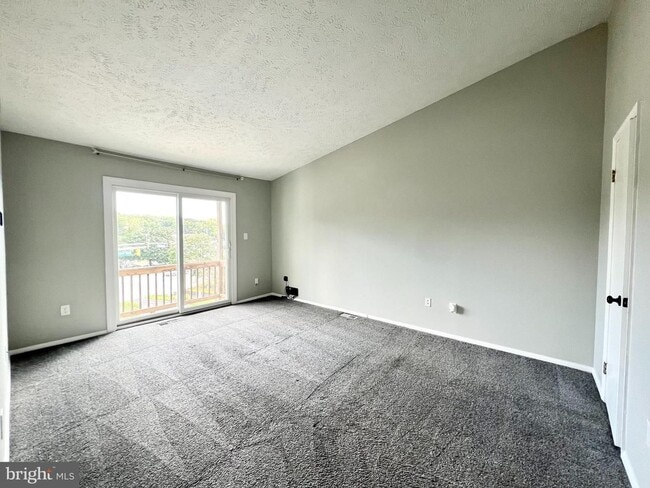 Building Photo - Beautiful Updated 2 bd 2 bth Penthouse Con...