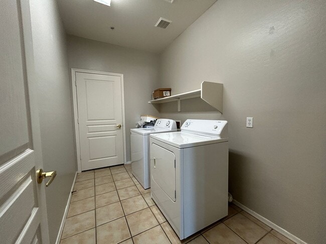 Building Photo - 955 E Knox Rd