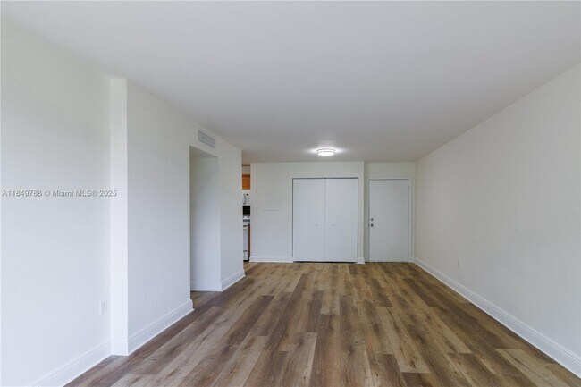 Building Photo - 8870 Fontainebleau Blvd