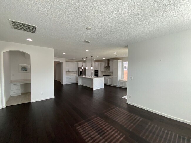 Building Photo - 5 Bedroom Luxury Home Available Near Louis...