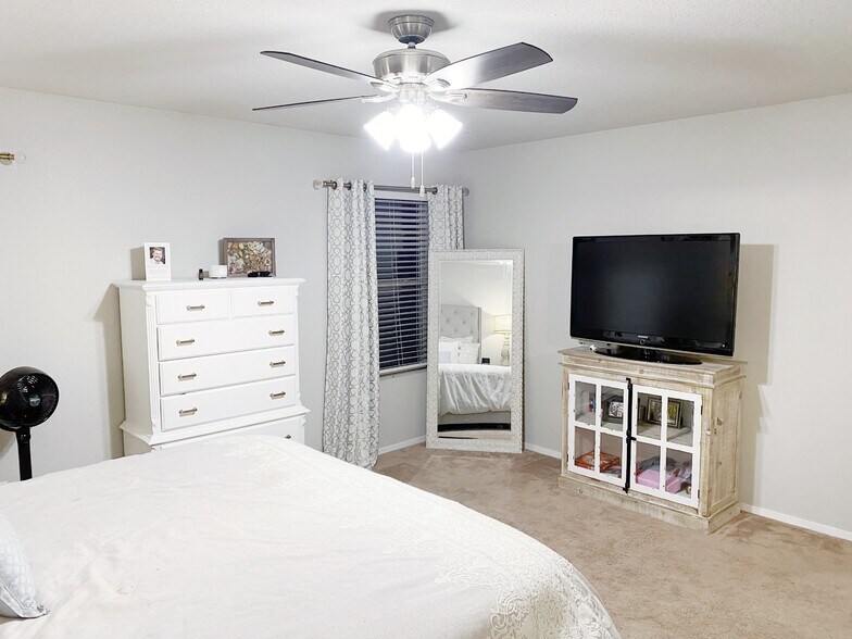 Master bedroom - 1292 S Kingfisher Ln