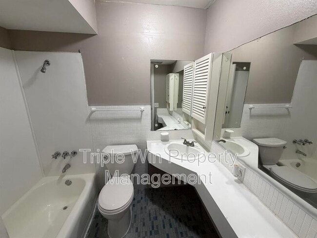 Building Photo - 11050 Linnell Dr