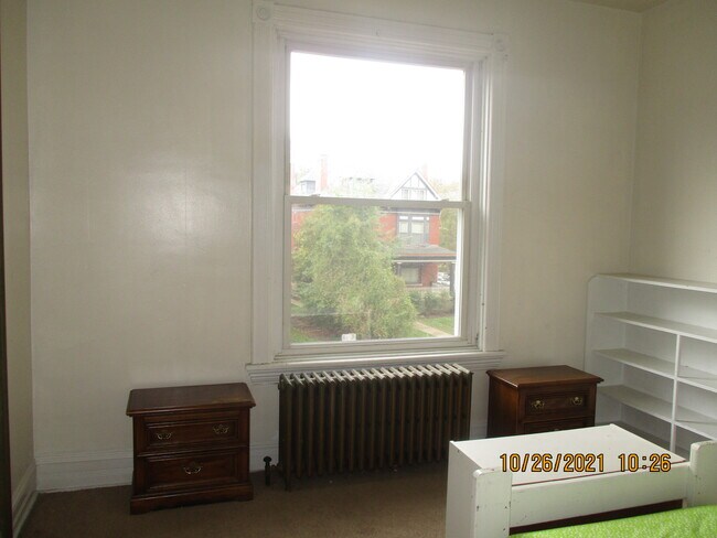 180 SF large bedroom 2 - 812 N Negley Ave